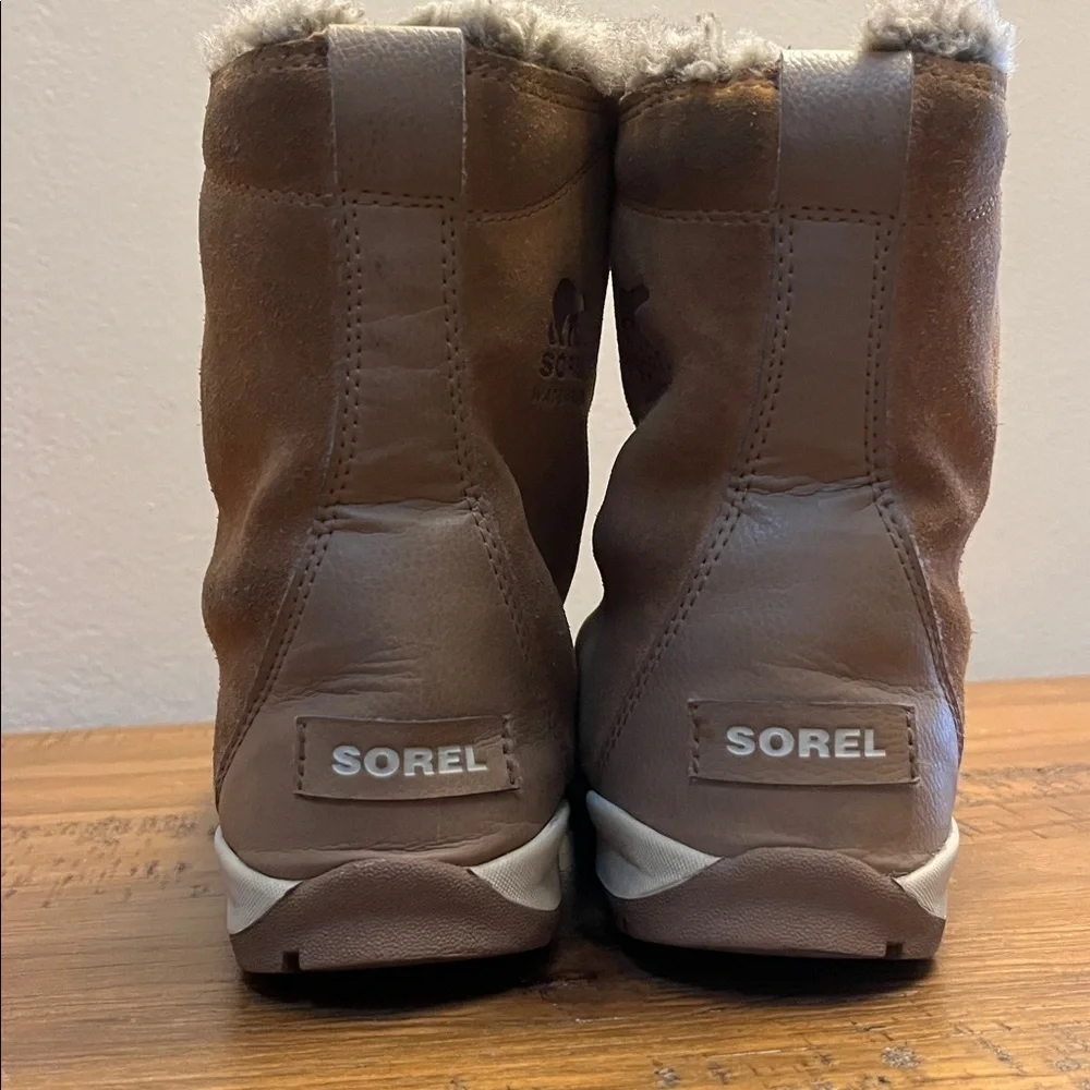 Sorel Girls Tan WaterProof Winter Boots with Fur Trim Size 4  NWOT